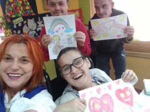 Klub čine zaposleni kao i veći dio korisnika Dnevnog centra, koji im je ustupio prostorije. Radi na volonterskoj osnovi i otvoren je za sve mlade sa smetnjama u razvoju.

„Do sada smo imali desetak radionica i planiramo ih u budućnosti još više. Dnevni centar postoji kao baza, odatle je potekla ova ideja, ali naš je cilj da uključimo što više mladih sa intelektualnim smetnjama u naš klub. Trenutno smo u fazama mapiranja omladine koja bi mogla biti član našeg kluba. Ali, ne samo njih. I osobe tipičnog razvoja su pozvane da budu članovi našeg kluba“, kazao je Pejović.

Kako je istakao, klub „Virtus“ je veliki iskorak kada je u pitanju rad sa omladinom sa smetnjama u razvoju i nada se da će dati vjetar u leđa i drugim dnevnim centrima u Crnoj Gori da krenu njihovim putem.